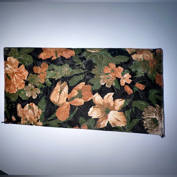 Urban Outfitters Print Clutch - Picture 2 of 3